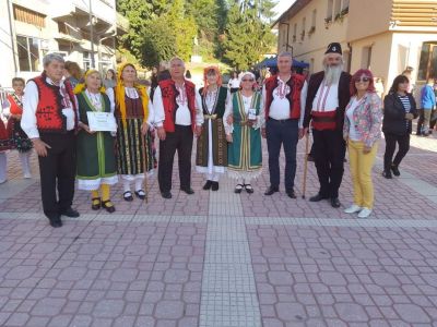 С песните на "Добринищки бисери"  1